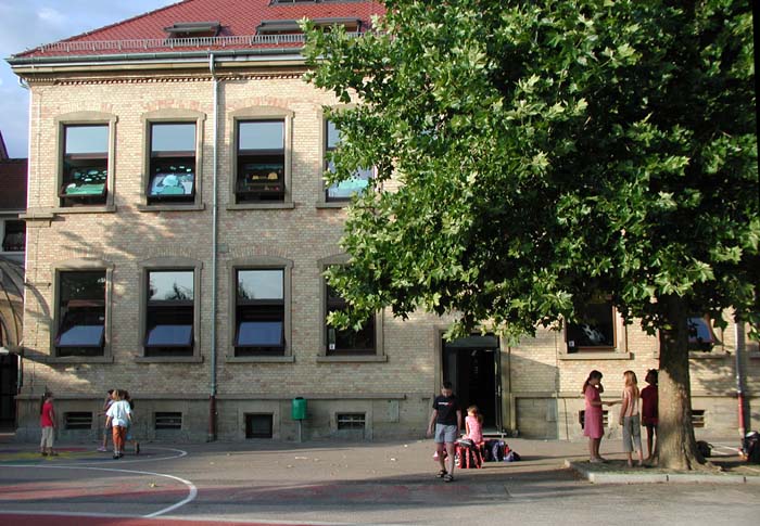 Schulhof mit Kindern